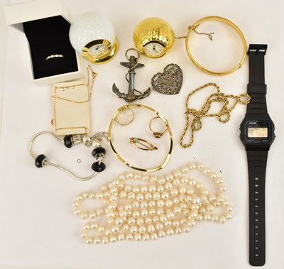 Lot 831 - Various items of gold and other jewellery to...