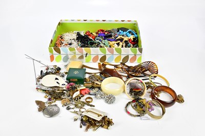 Lot 497 - A large collection of costume jewellery,...
