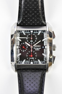 Lot 630 - SEIKO; a gentleman's Chronograph 100M...