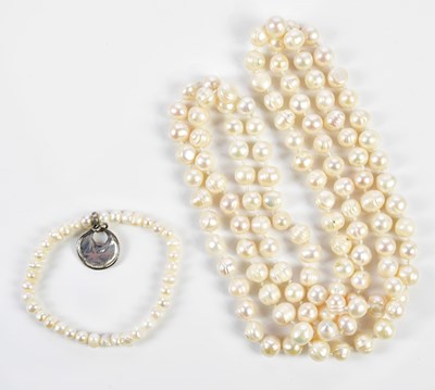 Lot 543 - A cultured pearl hand tied necklace, length...