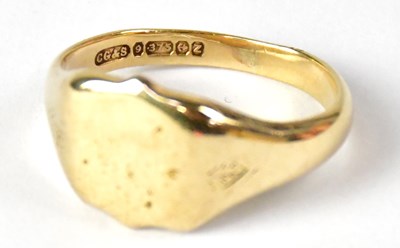 Lot 727 - A 9ct gold signet ring, size T, approx. 5.54g...