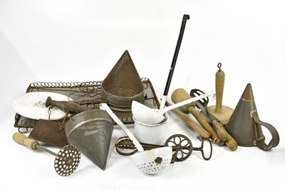 Lot 1286 - A collection of vintage kitchenalia, to...