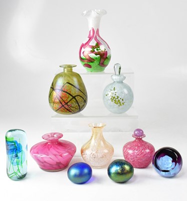 Lot 401 - A small quantity of studio glass including two...