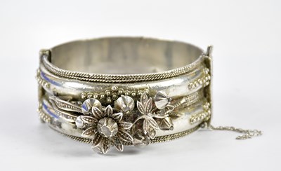 Lot 542 - A Continental white metal hinged bangle with...