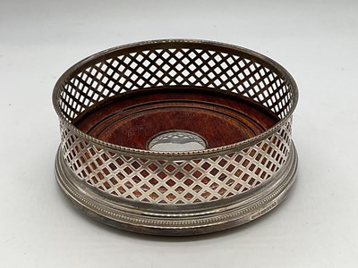 Lot 1089 - BROADWAY & CO; an Elizabeth II hallmarked...