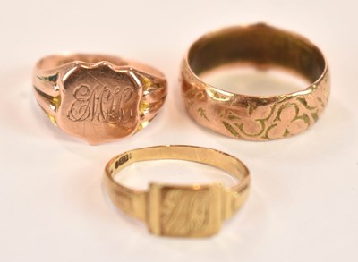 Lot 1152 - A 9ct yellow gold buckle ring, size O 1/2, a...