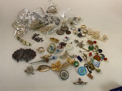 Lot 1157 - A quantity of costume jewellery, including...