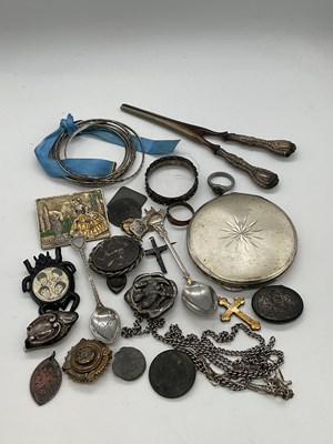 Lot 1253 - A small collection of costume jewellery...