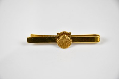 Lot 11 - A 9ct yellow gold tie clip with applied shell,...