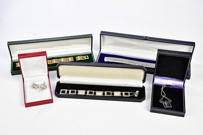 Lot 549 - A small collection of costume jewellery...