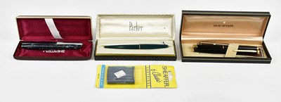 Lot 1354 - A collection of five pens including Parker and...