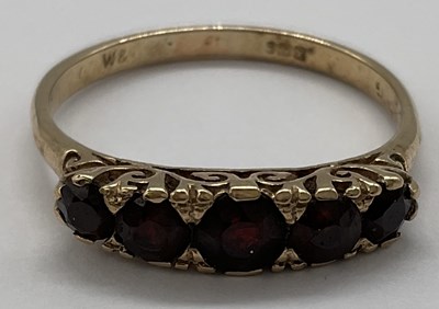 Lot 1141 - A 9ct yellow gold and five stone graduated...