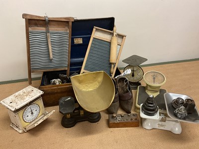 Lot 433 - A quantity of metalware and kitchenalia,...