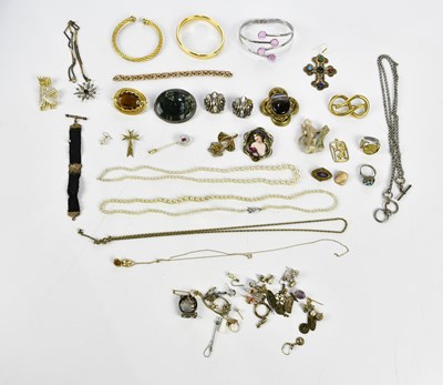 Lot 509 - An interesting group of costume jewellery,...