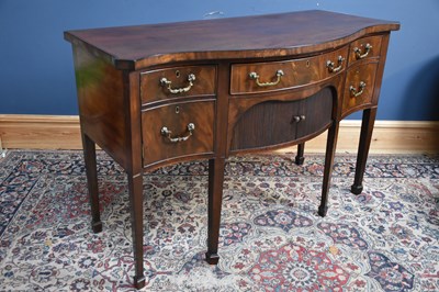 Lot 1013 - A Georgian mahogany serpentine fronted...
