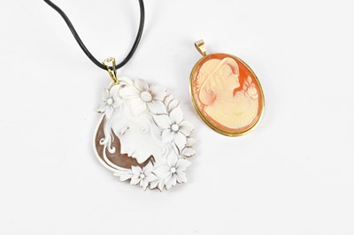 Lot 409 - A 9ct yellow gold framed oval cameo...