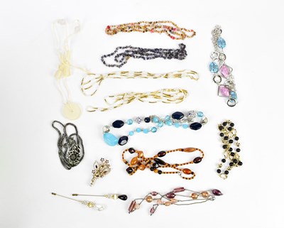 Lot 556 - A small collection of costume jewellery...