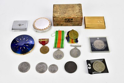Lot 2609 - A small collection of commemorative coins,...