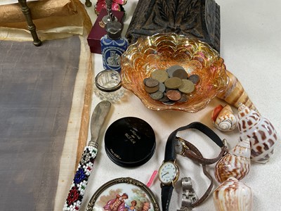 Lot 47 - Collectors' items including table lamp, oil...