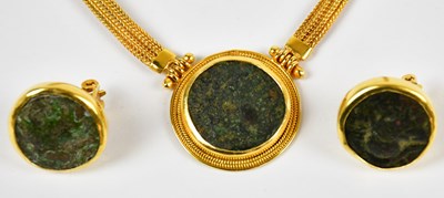 Lot 357 - An 18ct yellow gold collarette set with an...