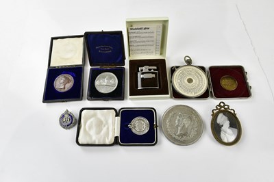 Lot 1367 - An assortment of collectors' items including a...