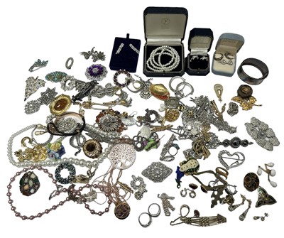 Lot 1534 - A quantity of costume jewellery including...