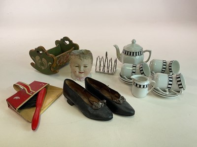 Lot 370 - Collectors' items to include a vintage pair of...