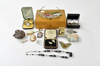 Lot 506 - An assortment of costume jewellery including a...