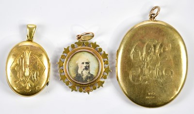 Lot 389 - A 9ct yellow gold locket of oval form with...