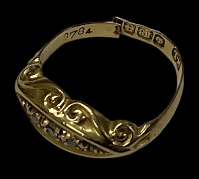 Lot 1463 - An 18ct yellow gold ring set with five small...