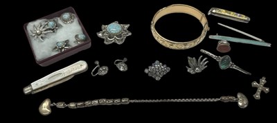 Lot 1539 - A quantity of costume jewellery including a...