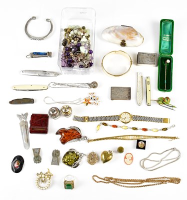 Lot 548 - A quantity of assorted costume jewellery...
