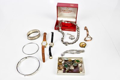 Lot 520 - A collection of assorted costume jewellery,...