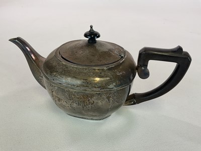 Lot 1035 - A George V hallmarked silver teapot, Sheffield,...