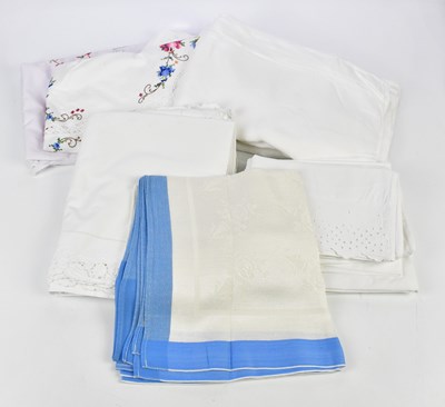 Lot 1403 - A quantity of assorted linen and lace.
