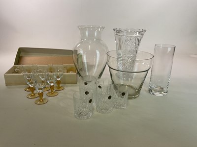 Lot 527 - A quantity of mixed glass to include vases,...