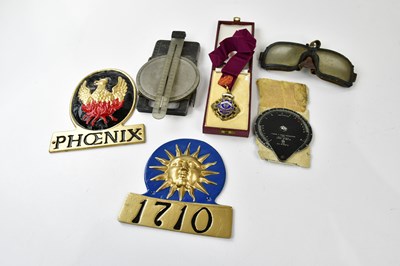 Lot 1300 - A small group of collectors' items including a...