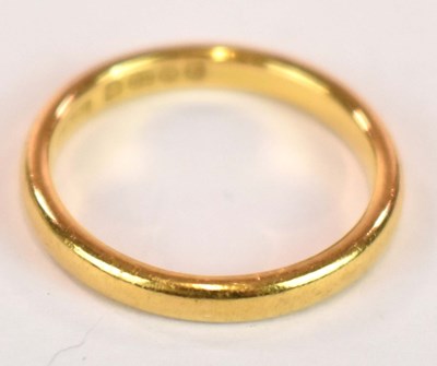 Lot 1169 - A 22ct yellow gold wedding band, size N 1/2,...