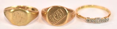 Lot 1170 - Two 9ct yellow gold signet rings, combined...
