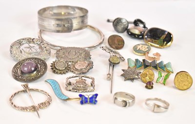 Lot 1172 - A group of predominantly costume jewellery,...