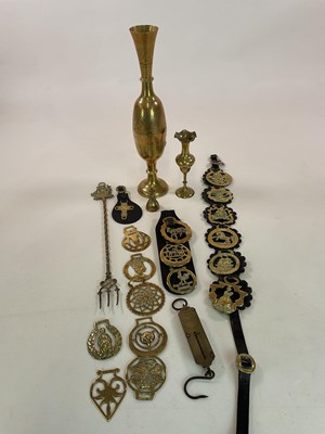 Lot 439 - A group of metalware, including horse brasses,...
