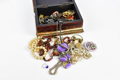 Lot 557 - A small quantity of costume jewellery to...