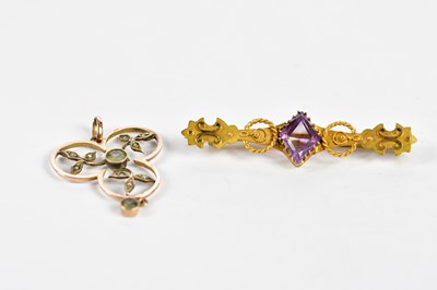 Lot 450 - A 9ct yellow gold bar brooch, length 50mm,...