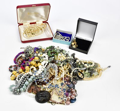 Lot 523 - A quantity of costume jewellery.