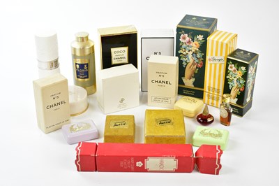 Lot 842 - A quantity of vintage perfume bottles and...