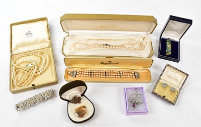 Lot 511 - A small collection of costume jewellery to...
