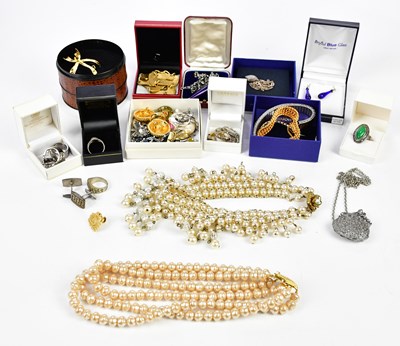 Lot 544 - A small collection of costume jewellery to...