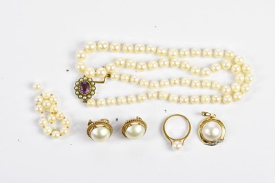 Lot 496 - A string of cultured pearls with 9ct yellow...