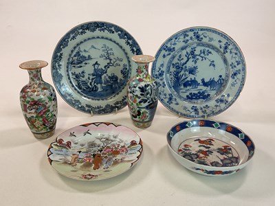 Lot 478 - A quantity of Chinese and Japanese ceramics,...