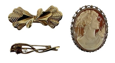 Lot 1494 - A 9ct yellow gold mounted cameo brooch, a 9ct...